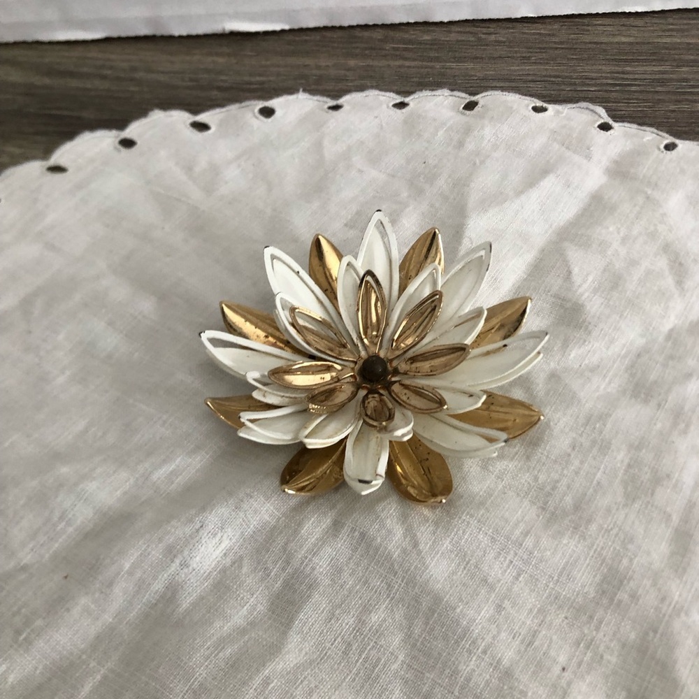 Vtg Sarah Coventry Gold and White Floral Brooch